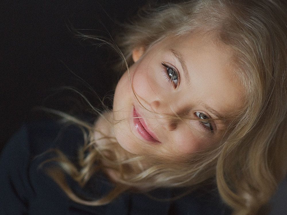 Два бездонных океана глаз...