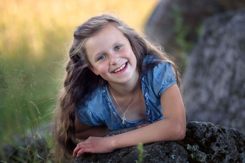 Девочка и камни