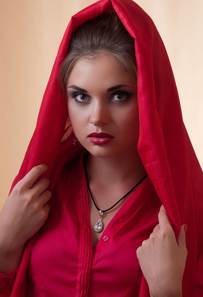 Девушка в красном