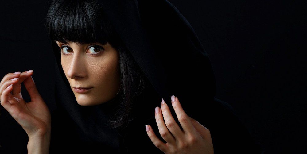 Девушка в черной накидке