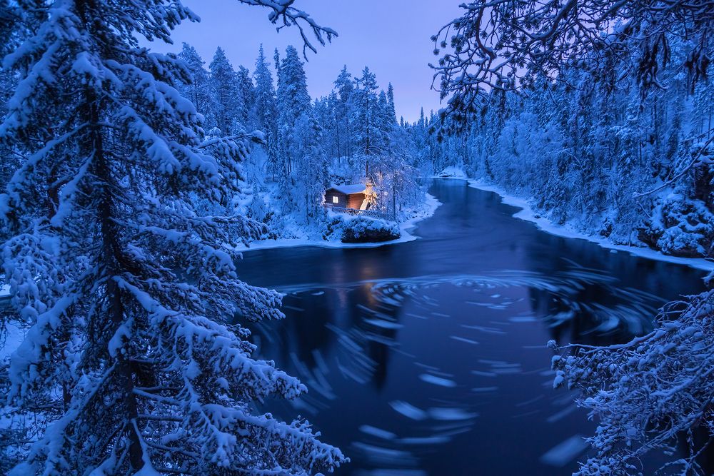 Домик на берегу не очень тихой речки.