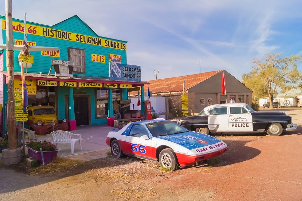 Старые полицейские машины.