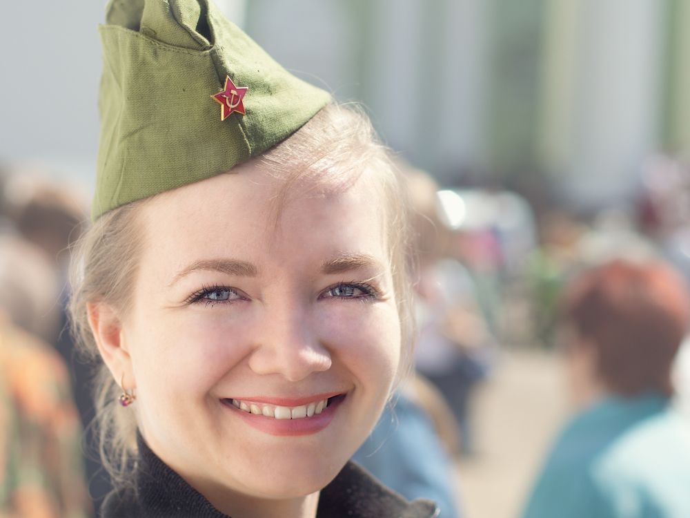 Девушка в пилотке