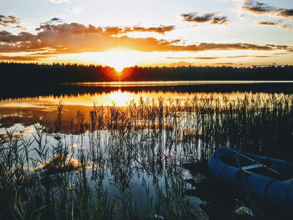 Закат над озером