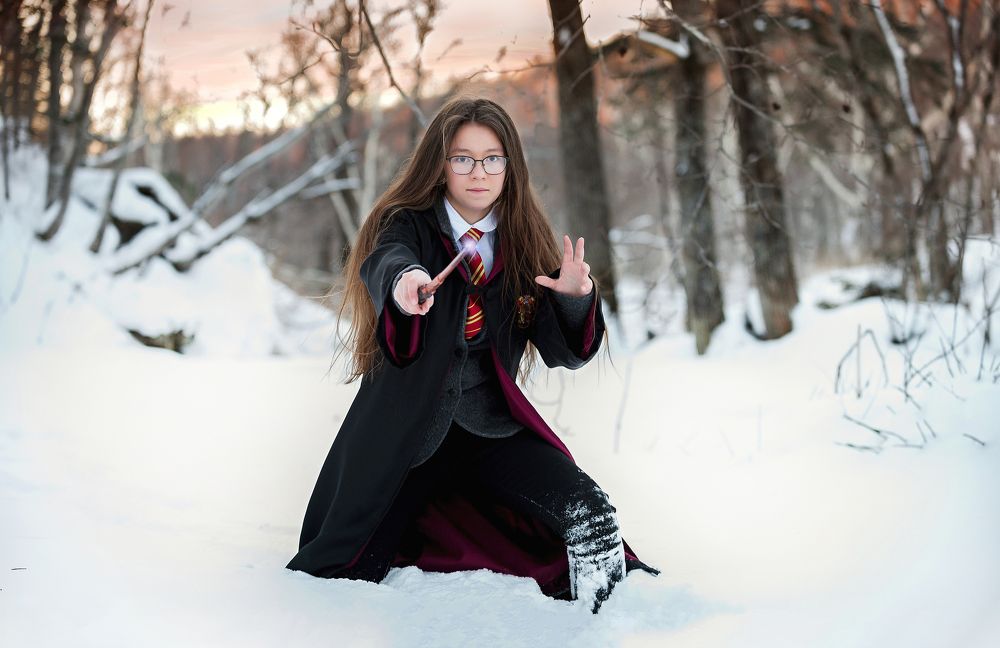 Hogwarts student makes a spell
