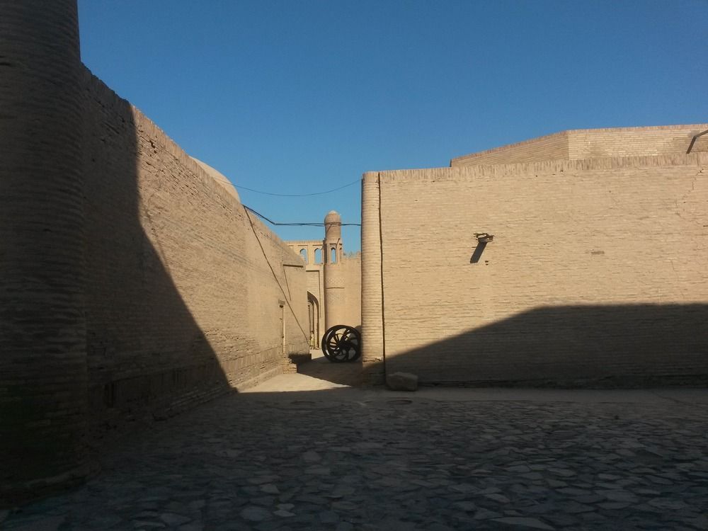 На теневой стороне улицы