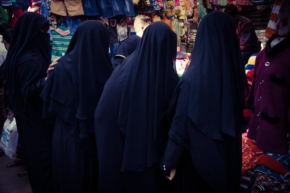 FACELESS FEMALE PORTRAITS