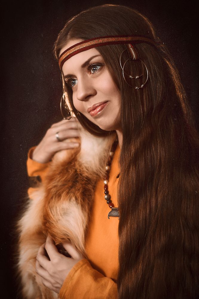 Девушка в костюме древней Руси