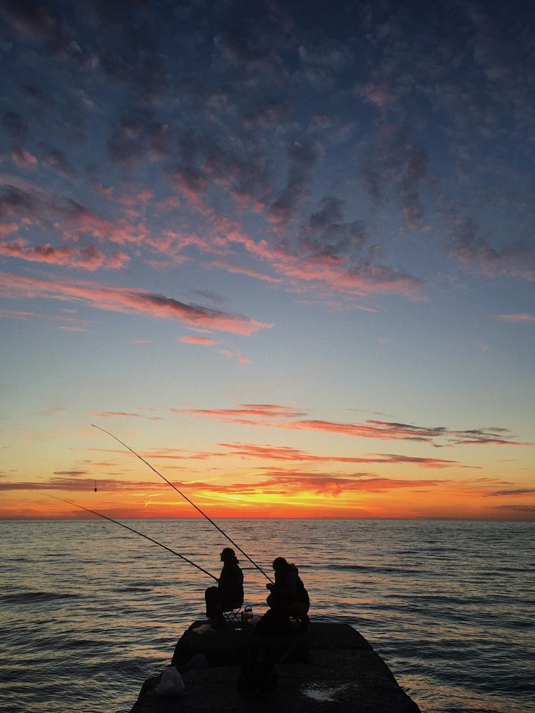 Рыбаки на волнорезе