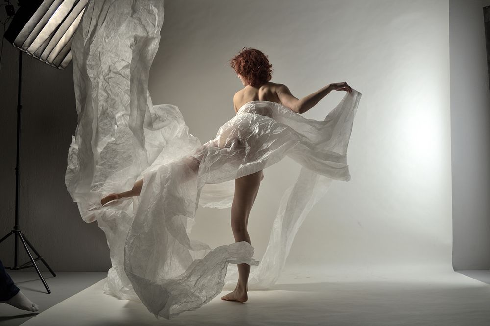 Молодой человек, ткань и девушка