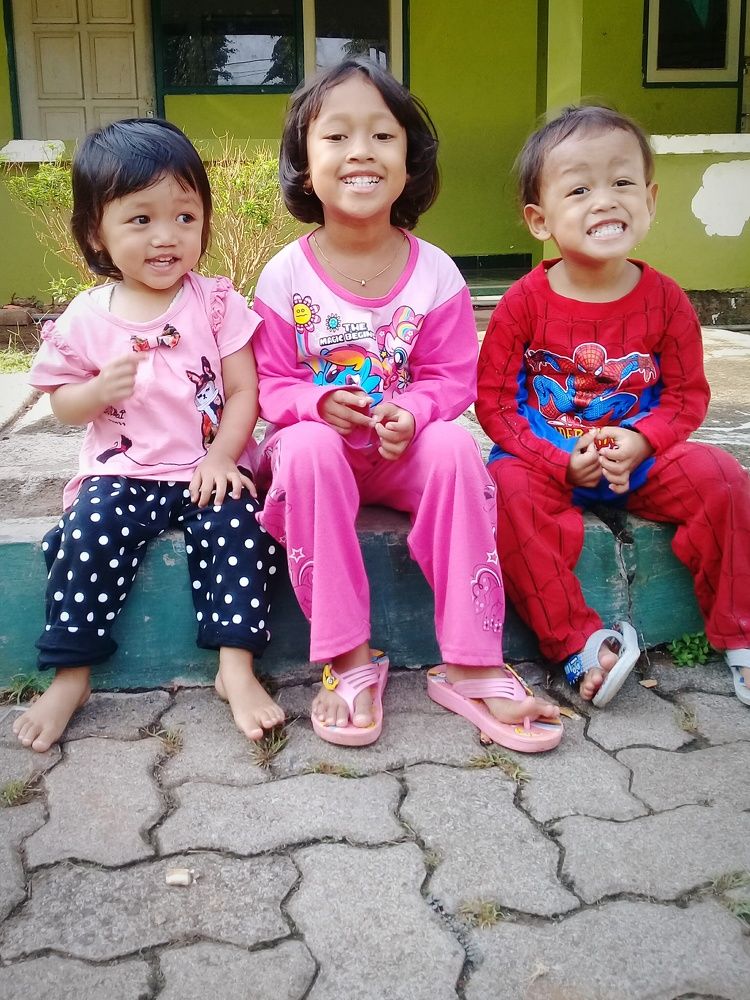 Teeth show