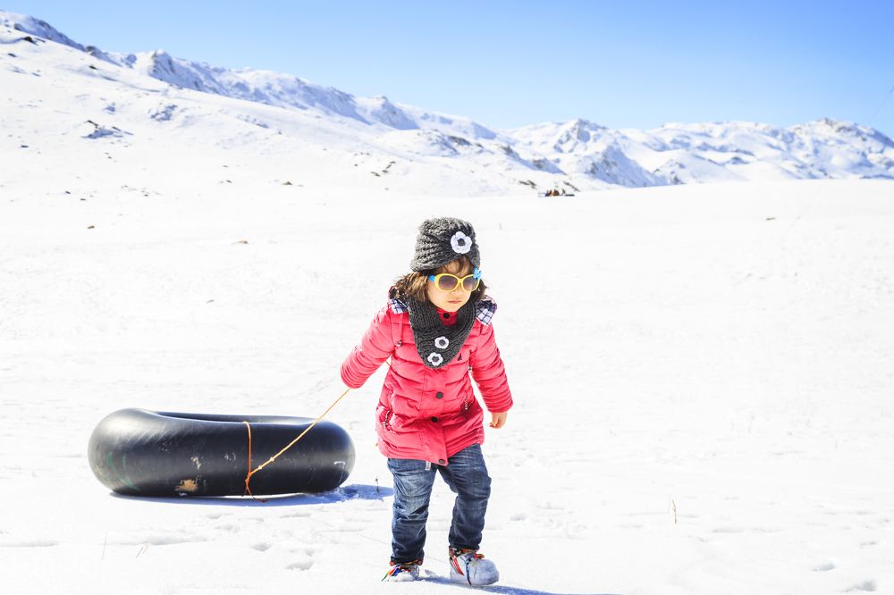 The game on the snow by car tube