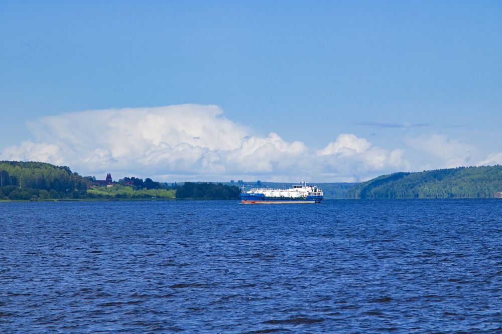 Белеет сухогруз одинокий...