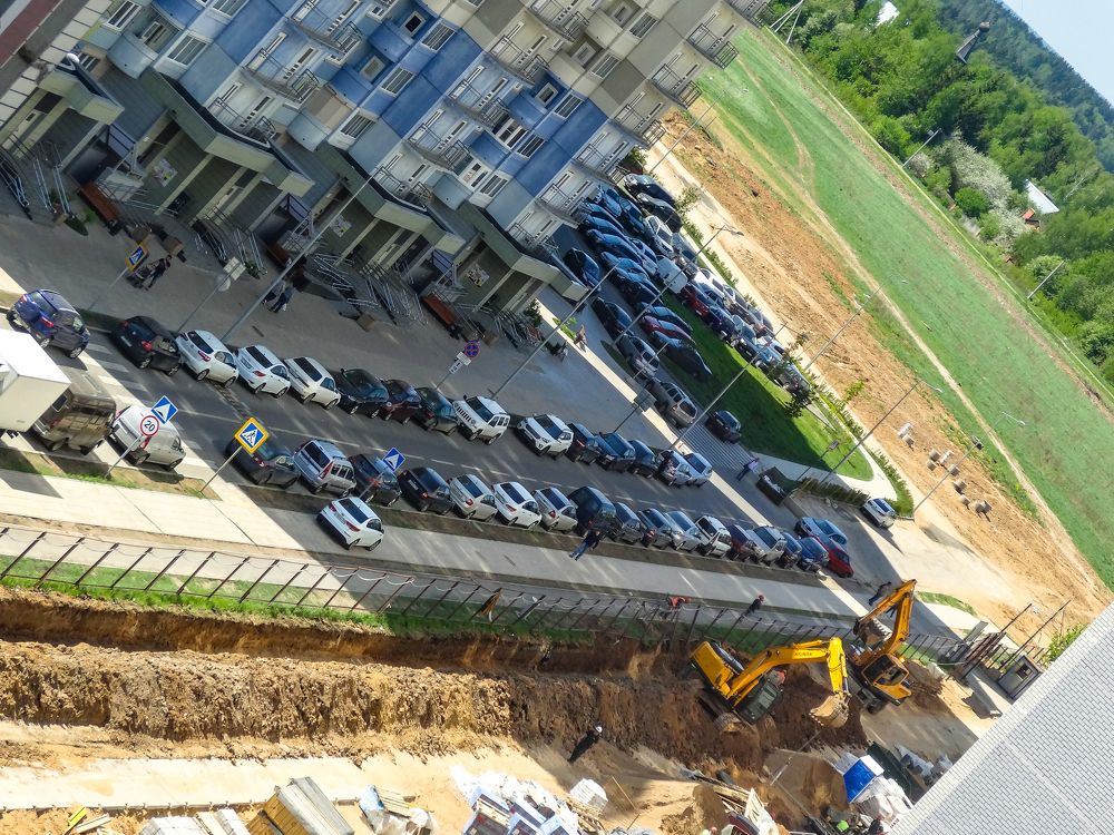 В тени дома