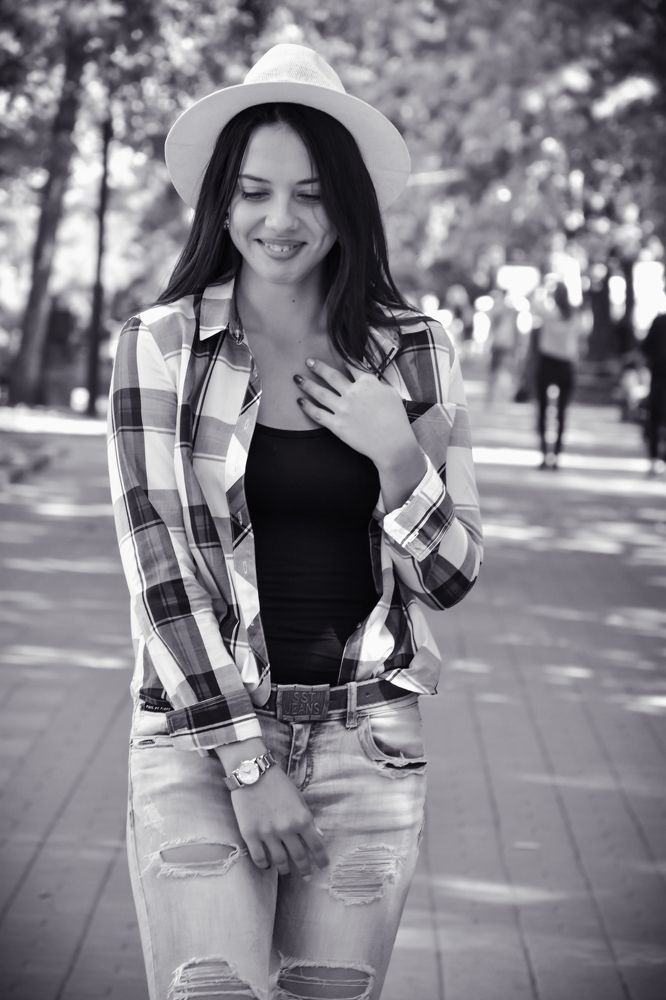 Молода, мила, открыта