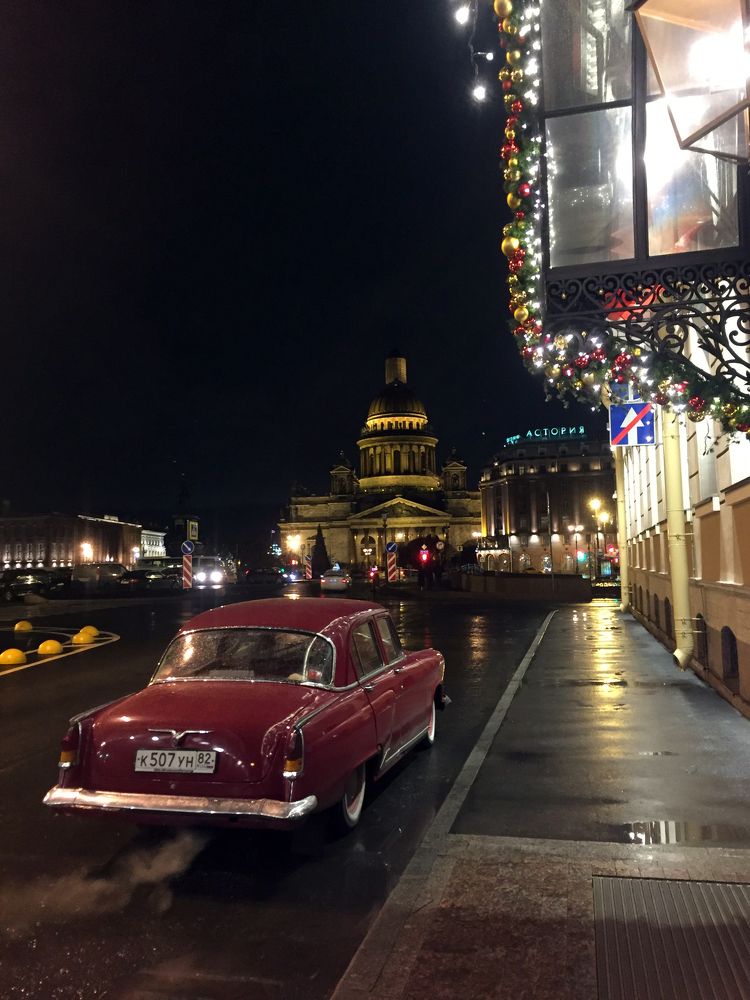 Крымская "Чайка" в предновогоднем Петербурге