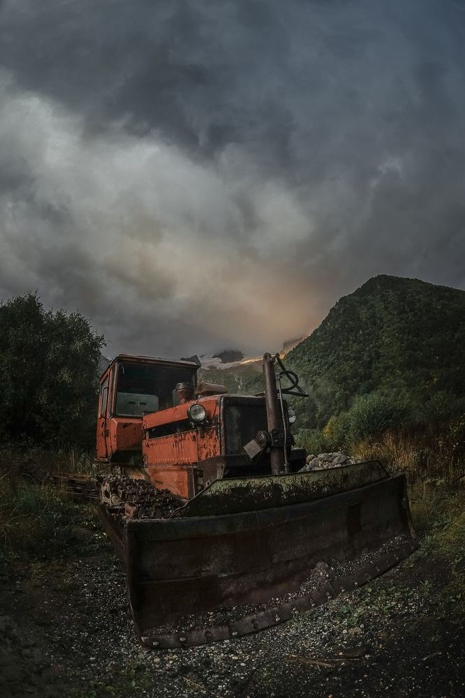 ДТ-75 встречает рассвет в горах Кавказа.