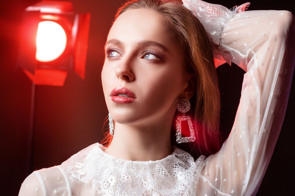 Девушка в  свете прожектора.