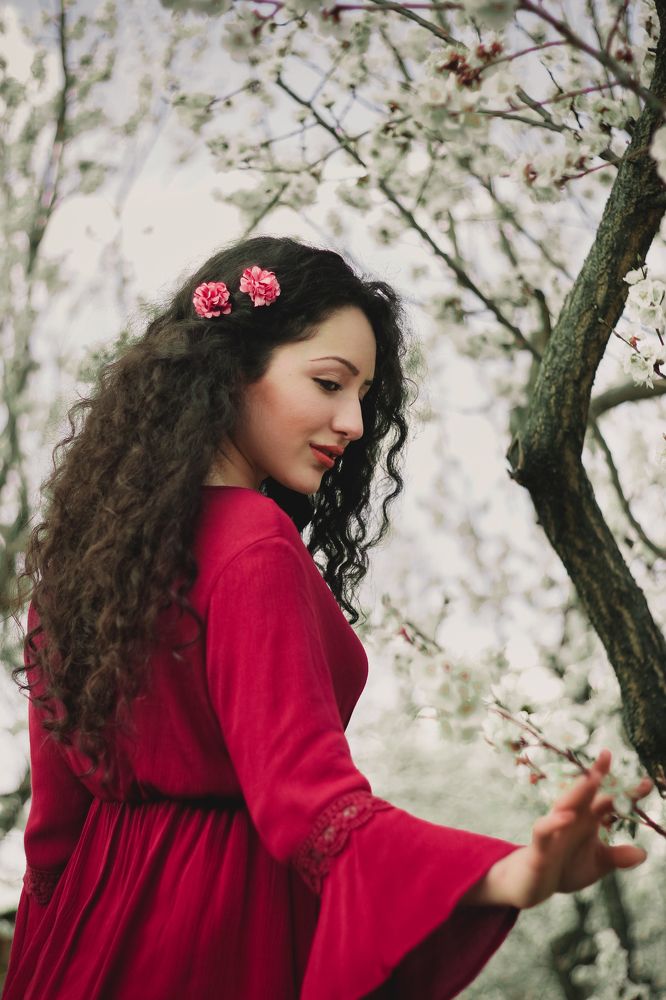 Девушка в красном