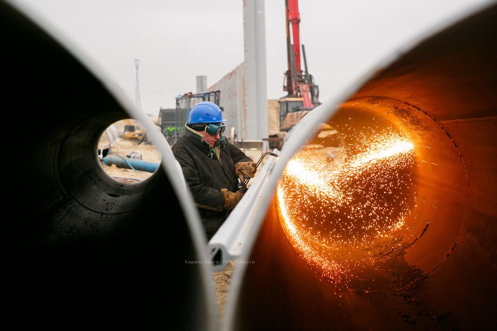 Сварщик и трубы