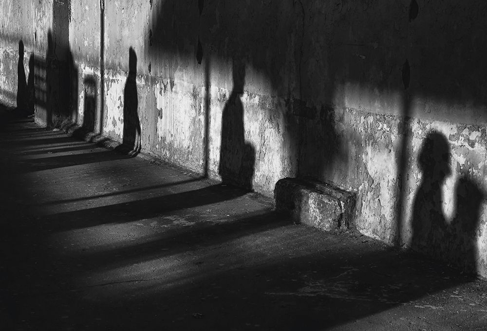 По стеночке