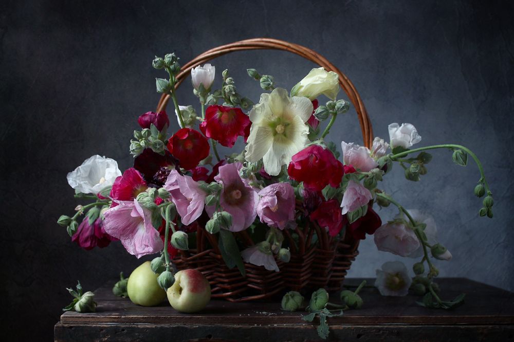 Корзина с мальвами