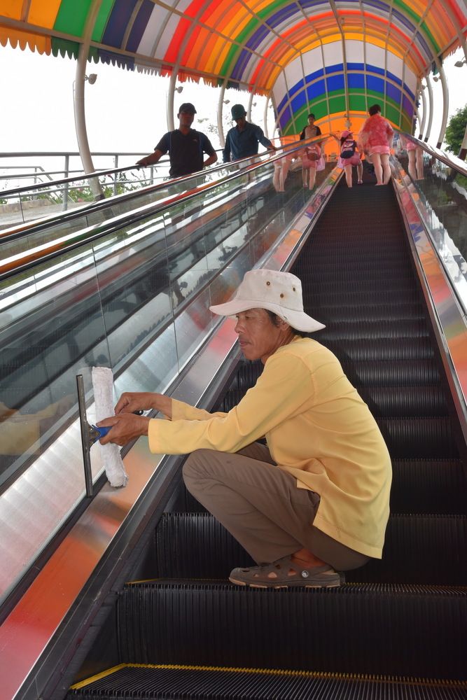 Уборка эскалатора.