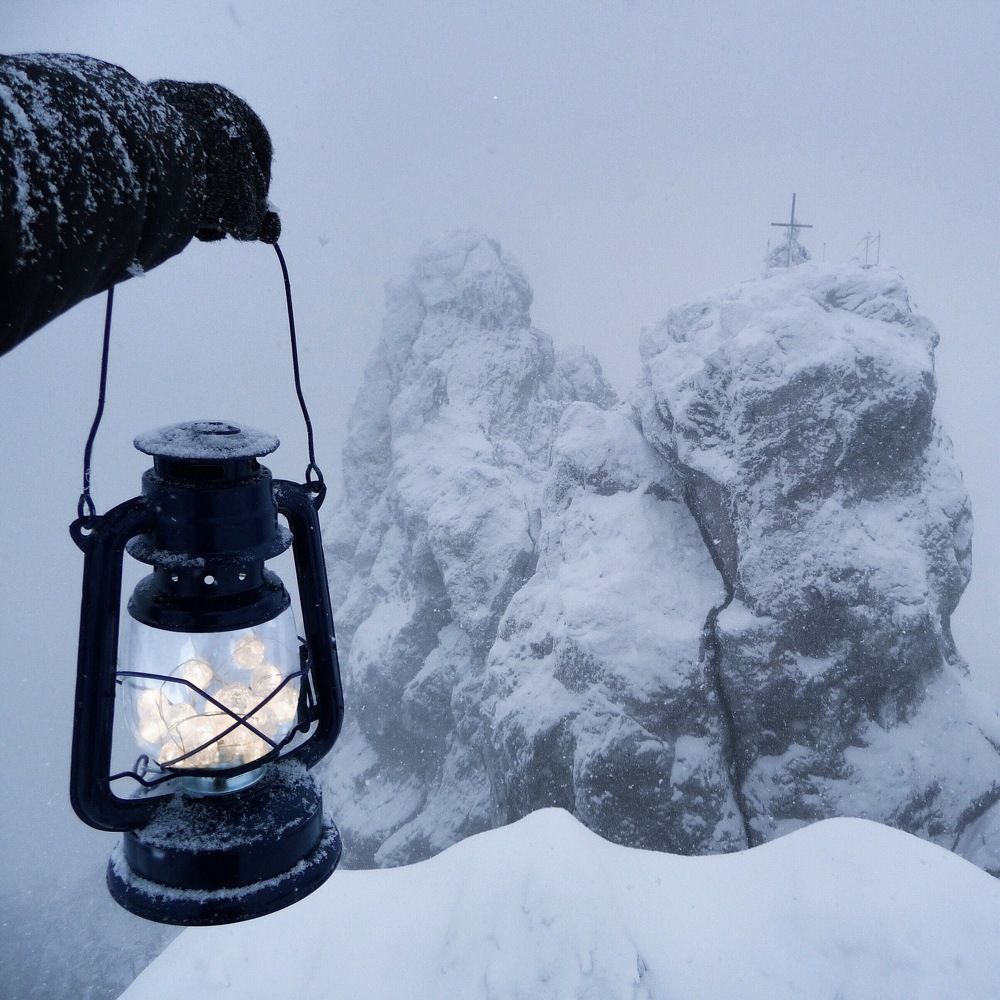 Освещая горы