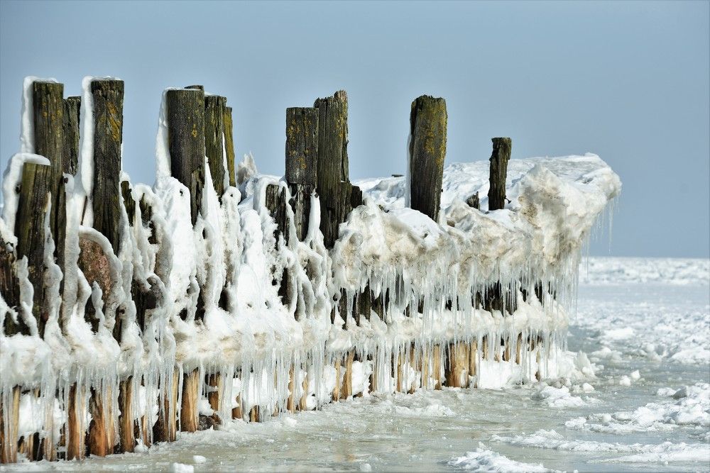 Старый мол в зимней шубе