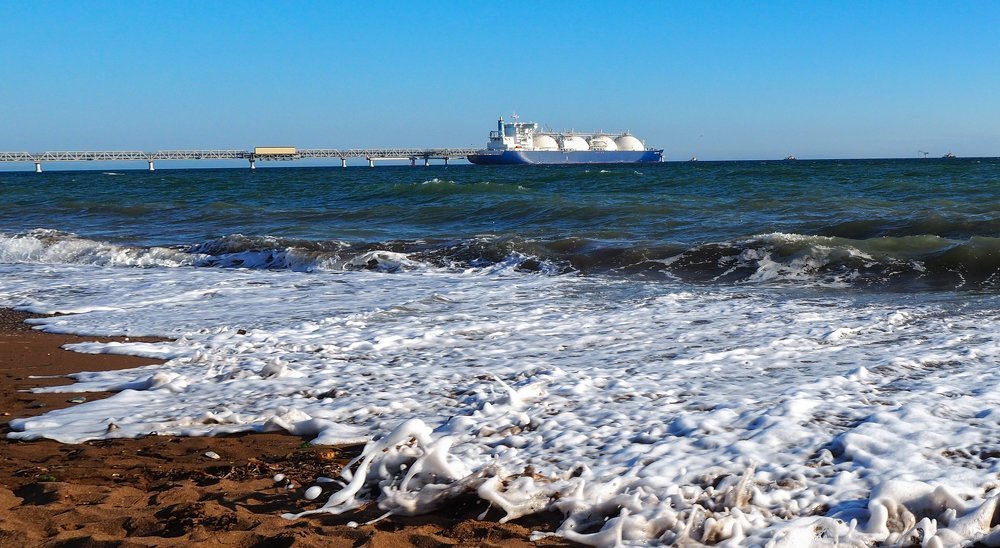 В синем море, в белой пене.