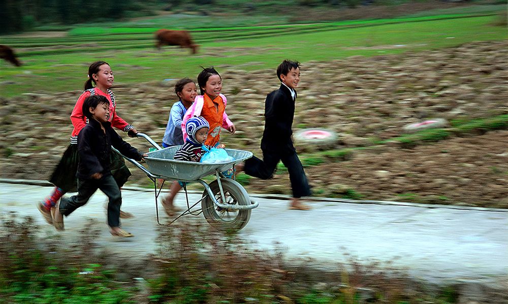 CHILDREN ARE PLAYING