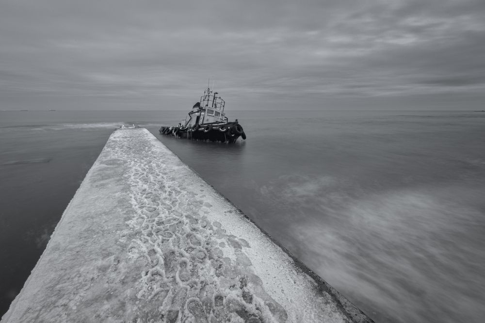 Буксир Параллель (чб) / Tugboat Parallel (bw)
