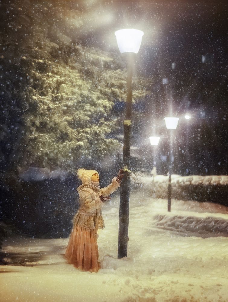 Девочка под фонарем