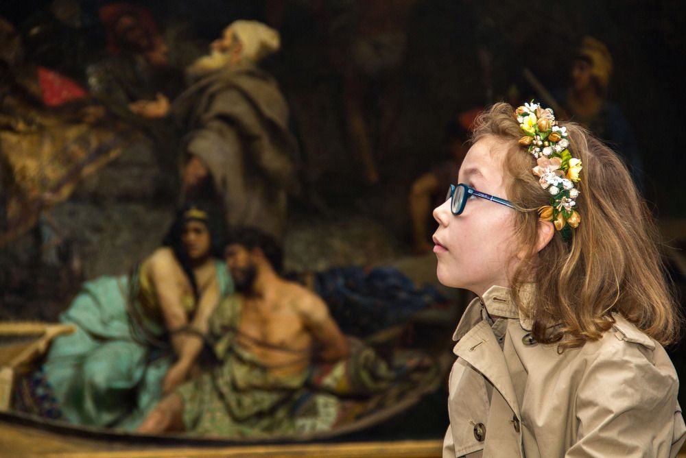 Девочка в музее