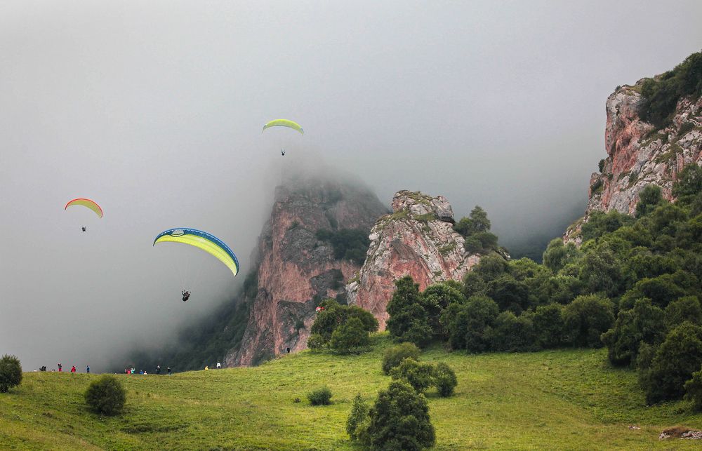Парапланеристы..