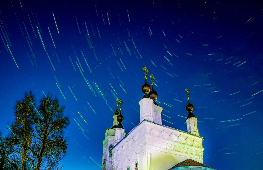 Звездный вечер у церкви Покрова на рву.