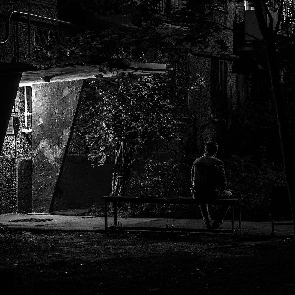 У старого подъезда