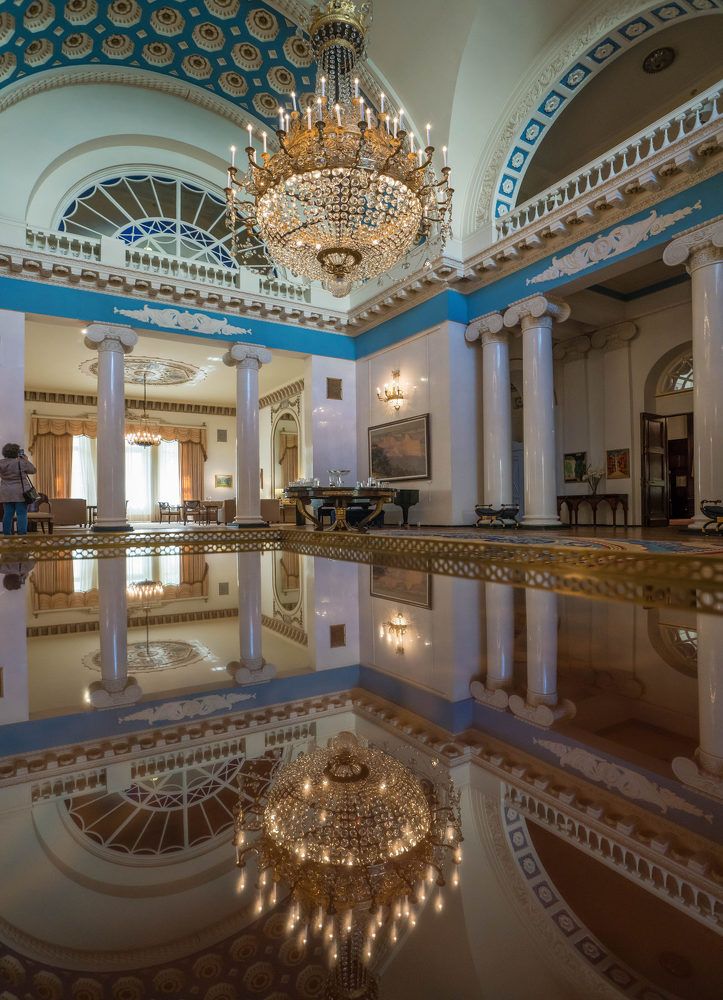 Зеркальный интерьер в посольстве США в Москве