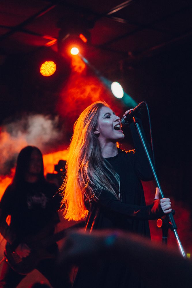 Вокалистка группы Грай.