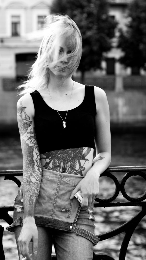 Девушка с сигаретой.