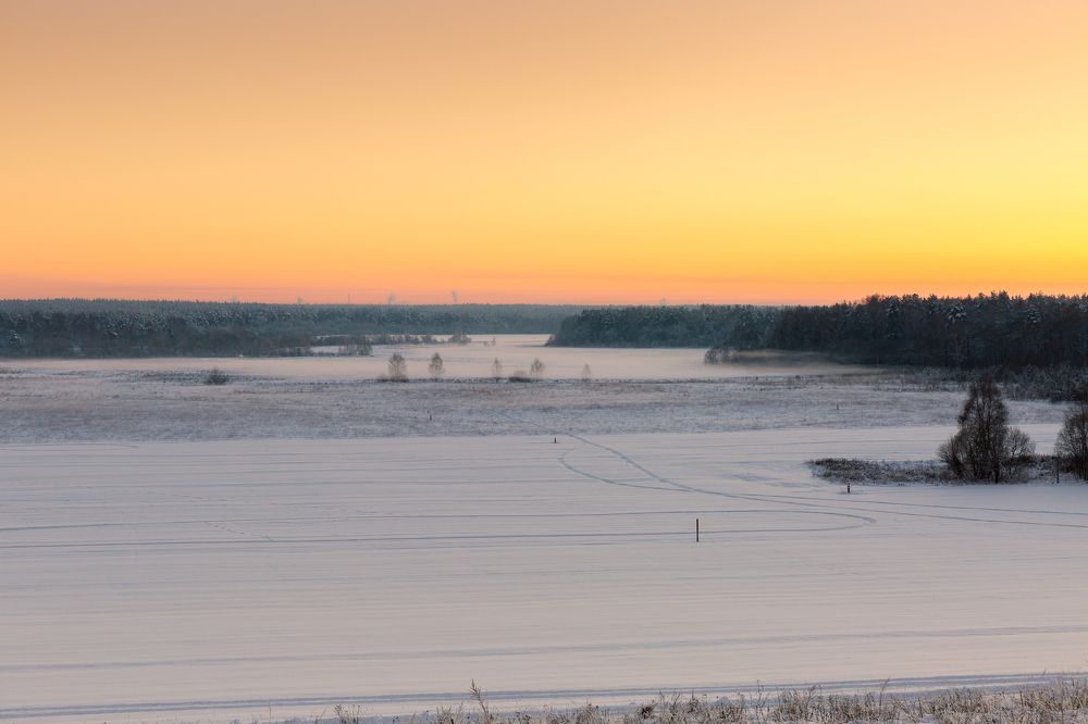 Морозный вечер над лугами