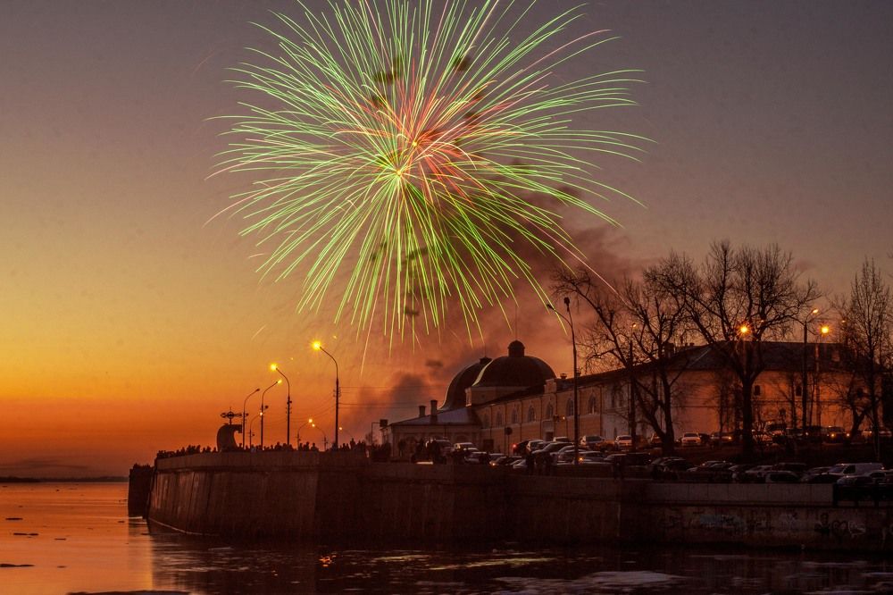 Белые ночи и салют.
