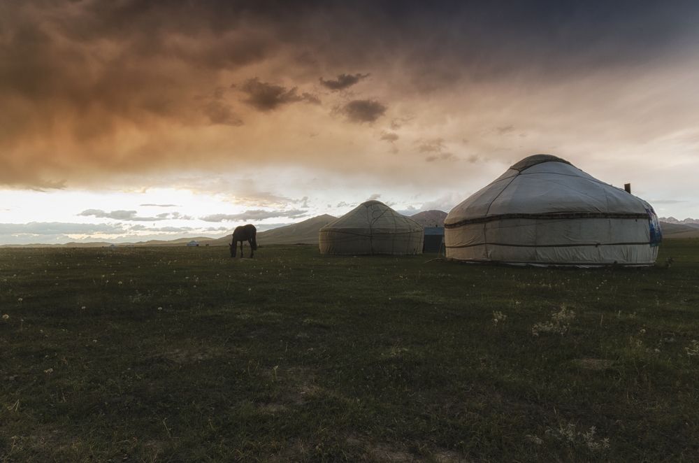 Закат на озере Сон-куль