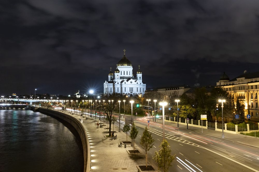 Набережная вблизи храма Христа Спасителя