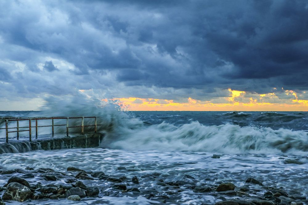 Штормит в Рождество на Мамайке...