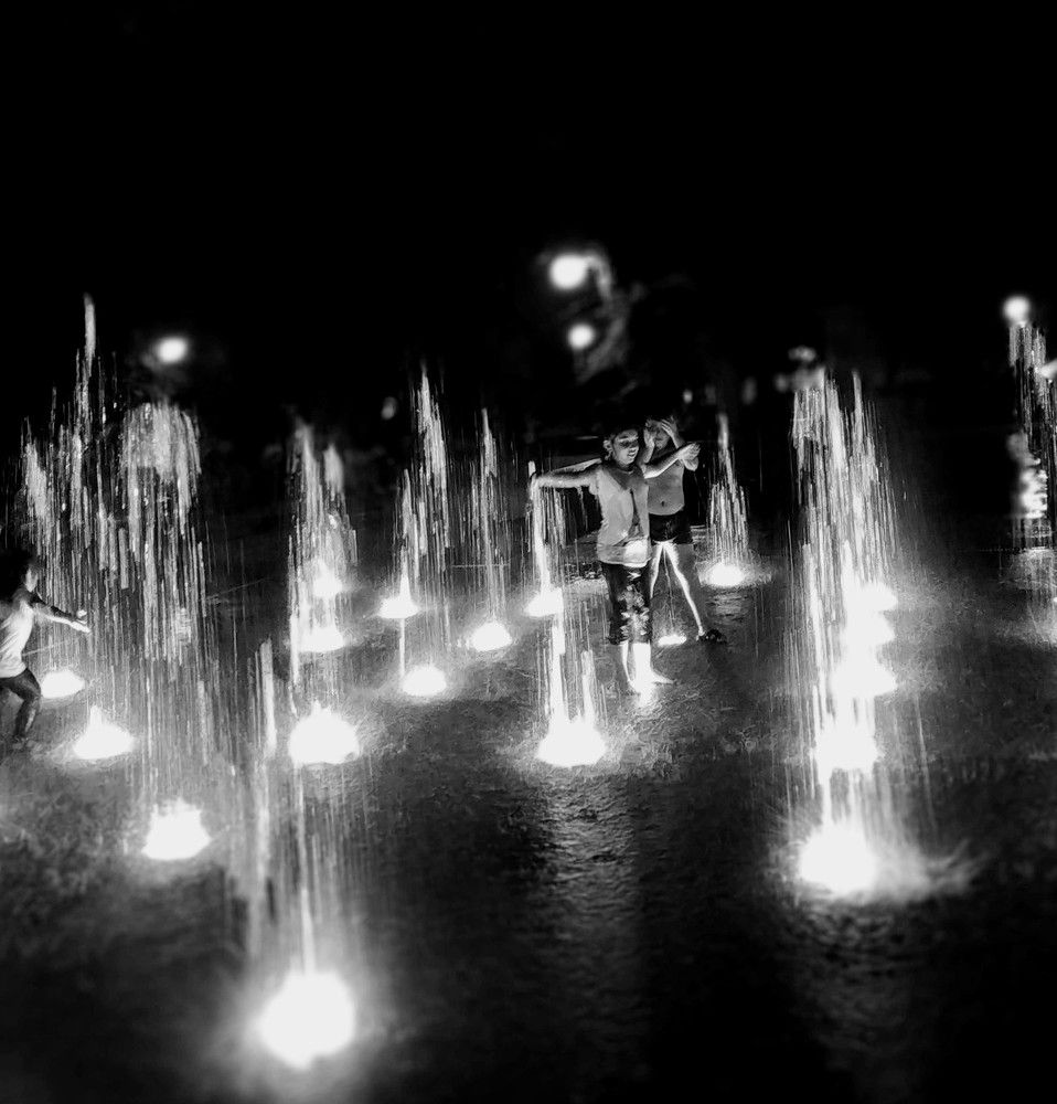 Дети резвятся в фонтане. Пловдив, Болгария