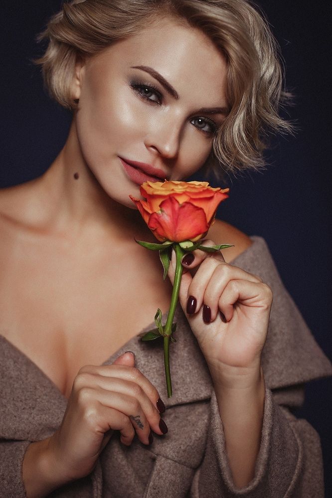 Девушка с розой