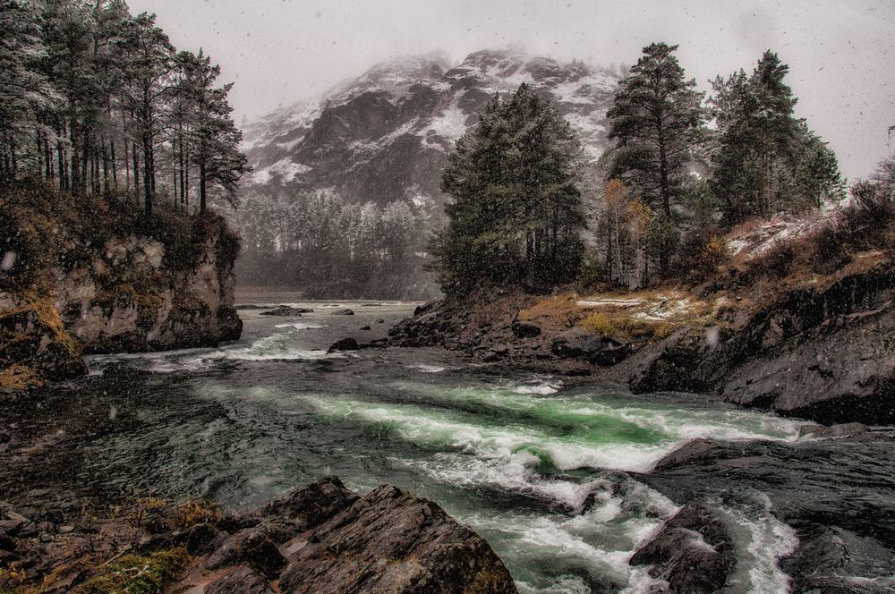 на берегу очень быстрой реки