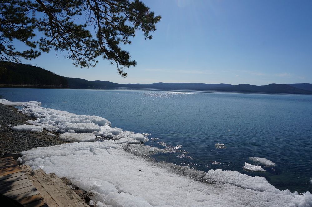 Майский лед на городском пляже. Озеро Тургояк