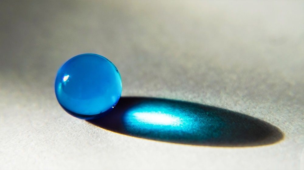 Тень голубого шарика.